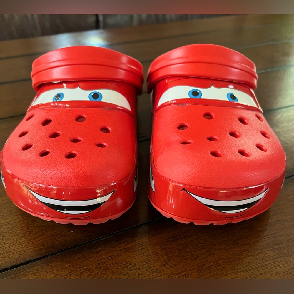 NWOT Lightning McQueen Crocs M7/W9